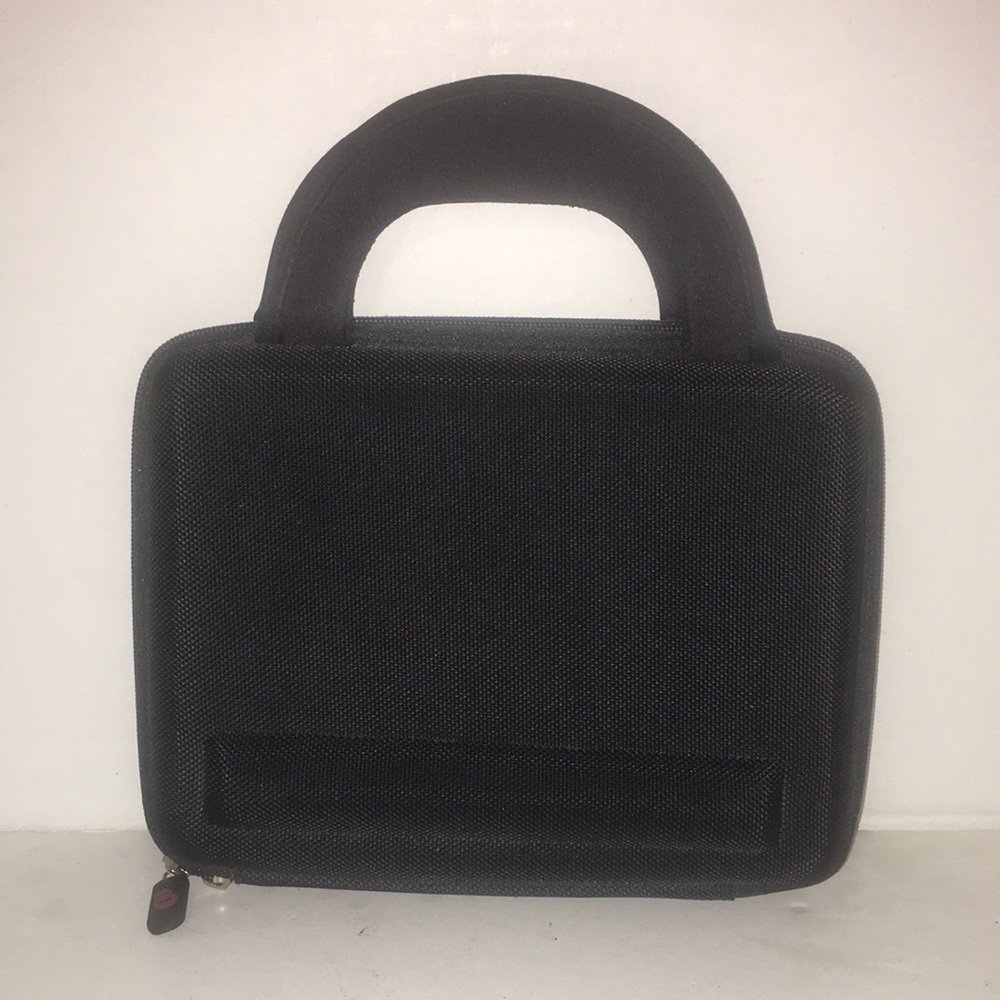 KR HARDSHELL IPAD /TABLET TRAVEL CASE HOLDS IPAD SECURELY IN PLACE FULL ZIPPER